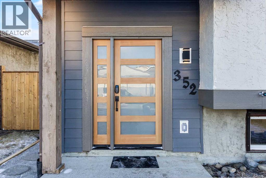 352 Abinger Crescent NE