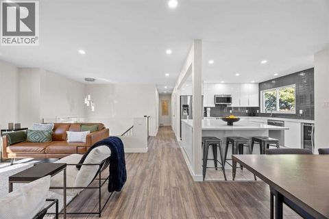 827 Canaveral Crescent SW Calgary AB T2W1N3