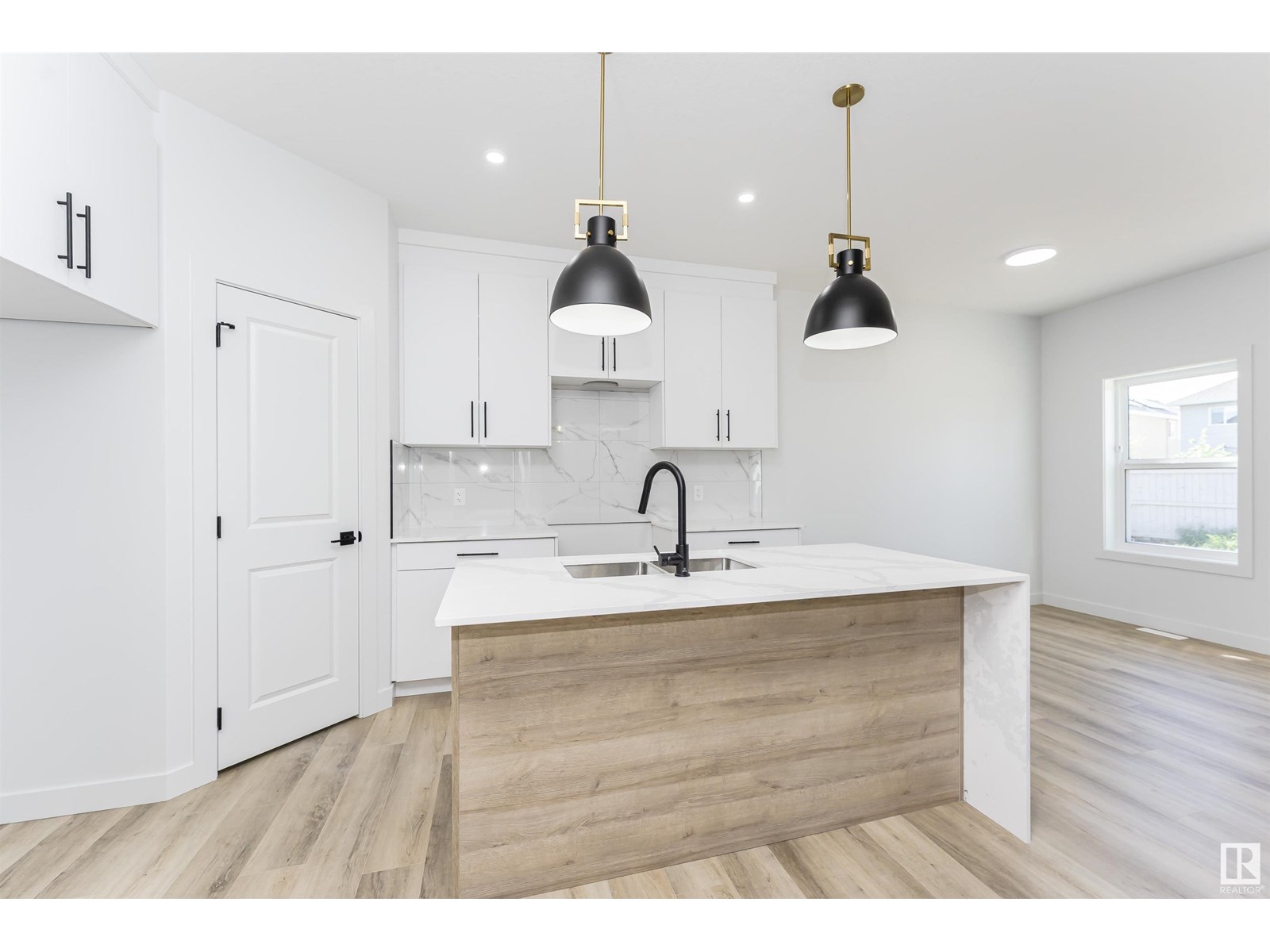 8715 181 AV NW