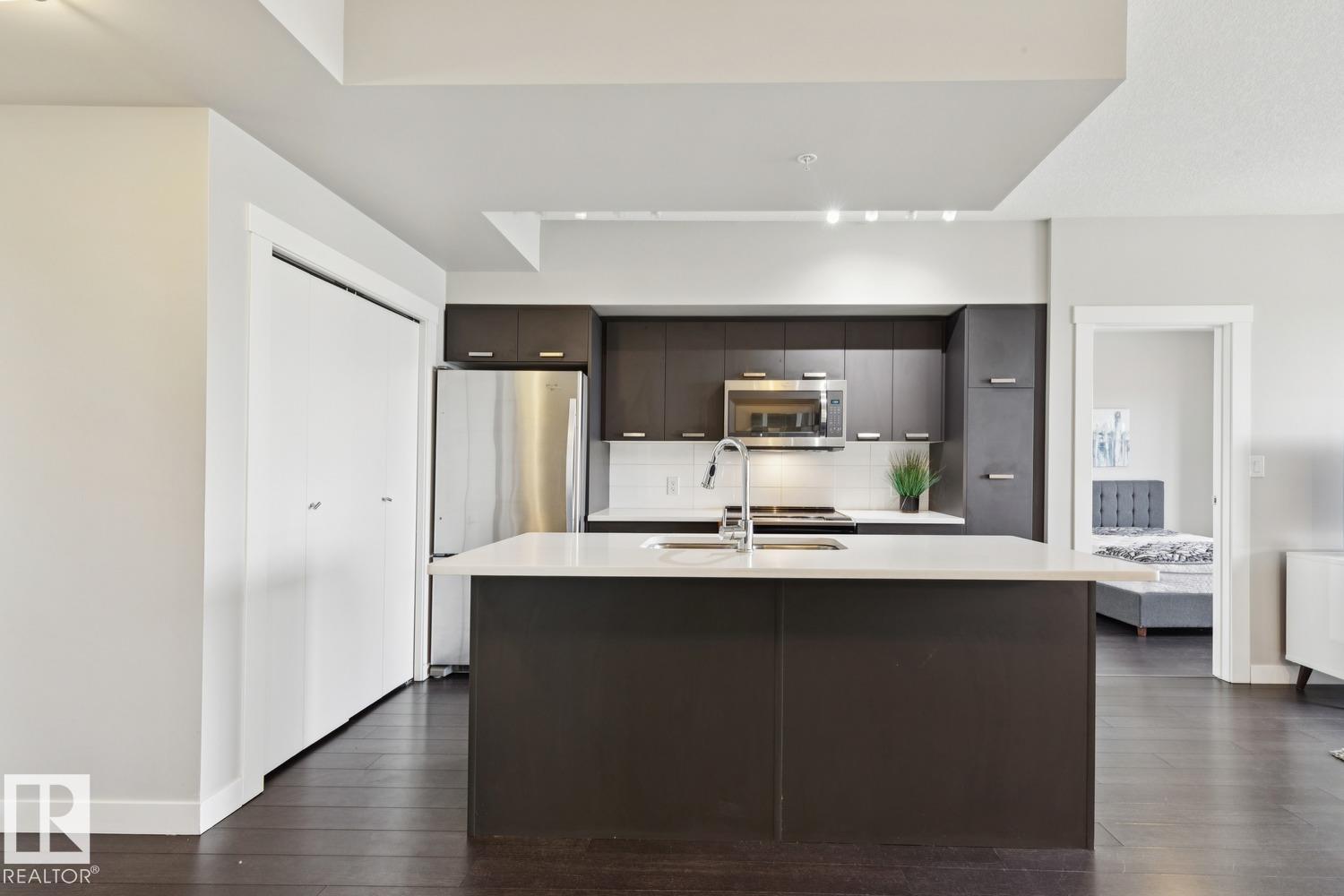 #905 10410 102 AV NW