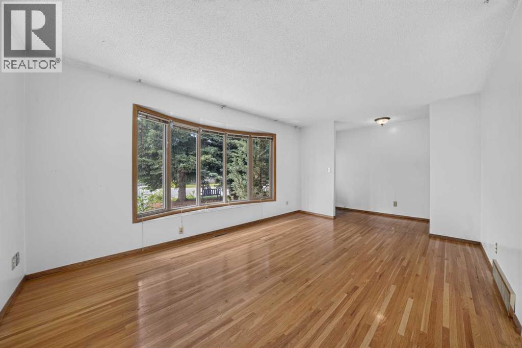 135 Huntcroft Way NE