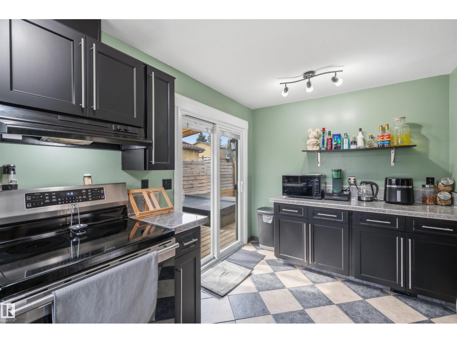 18648 57 AV NW