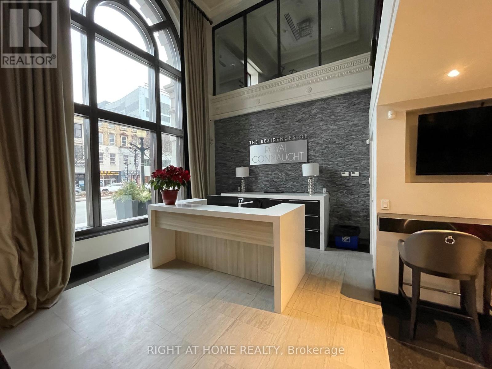 1015 - 118 KING STREET E
