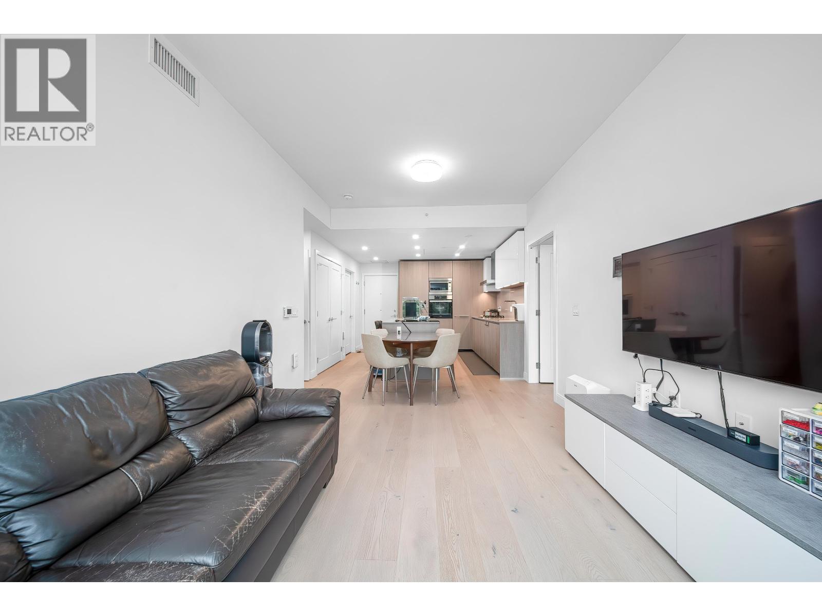 205 4932 CAMBIE STREET