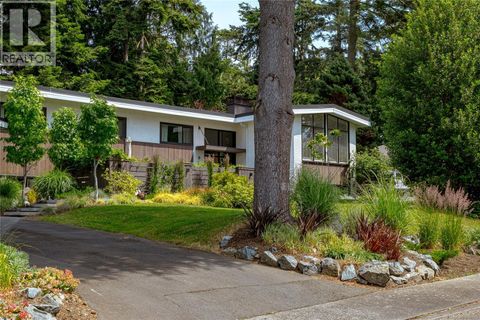 905 Deal St Oak Bay BC V8S5G4