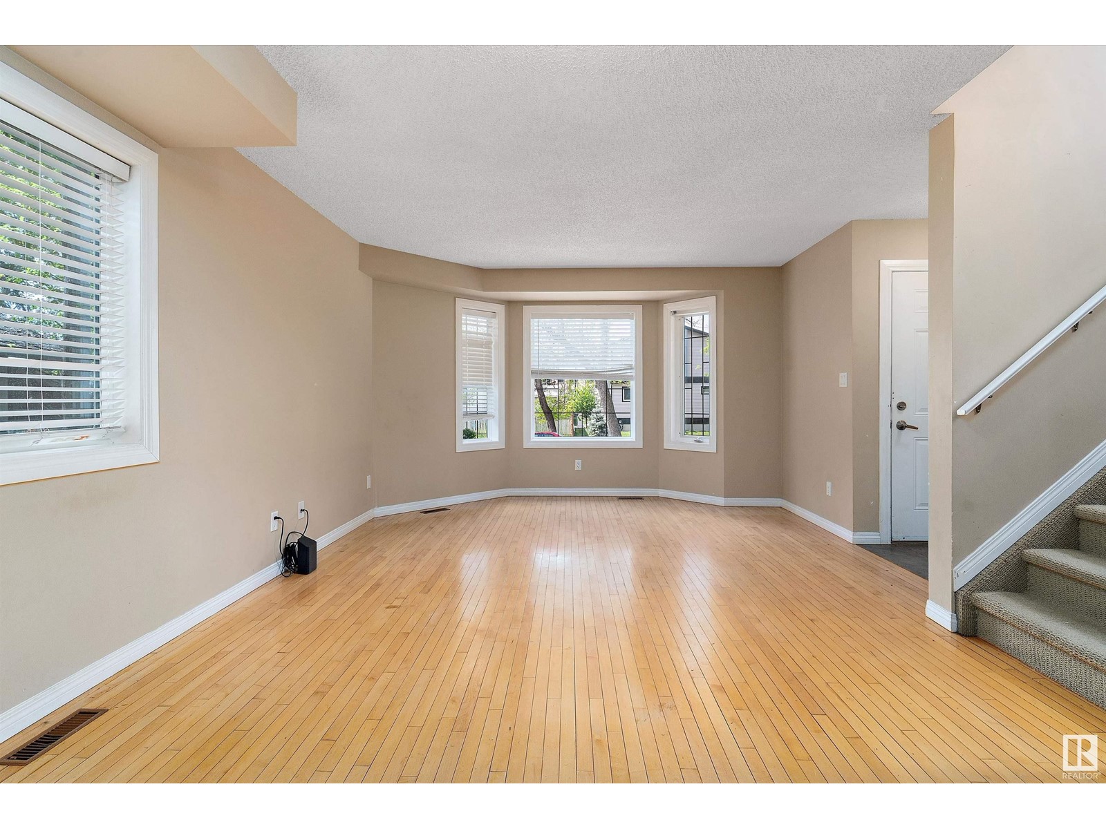11945/11947 80 ST NW