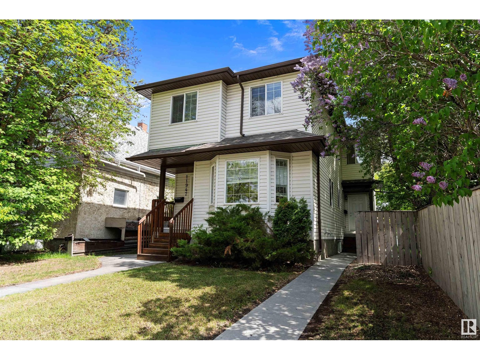 11945/11947 80 ST NW