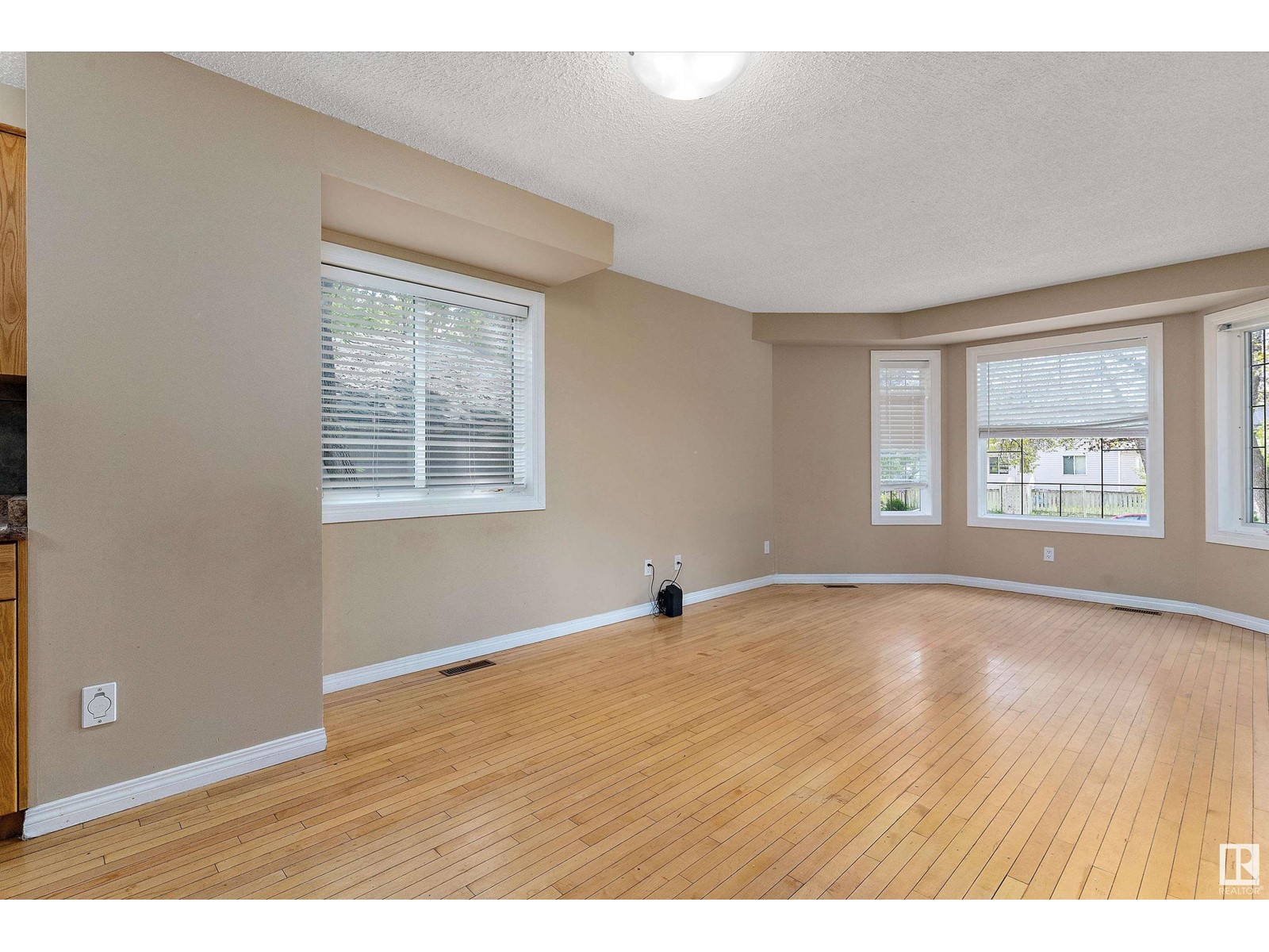11945/11947 80 ST NW