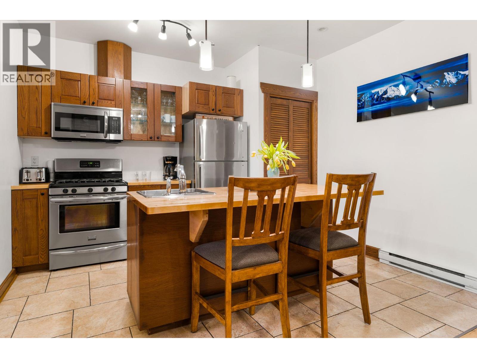 208 Mackenzie Avenue