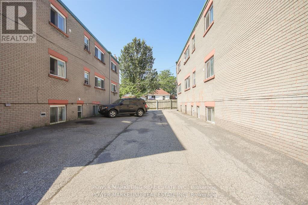 656 DE L'EGLISE STREET