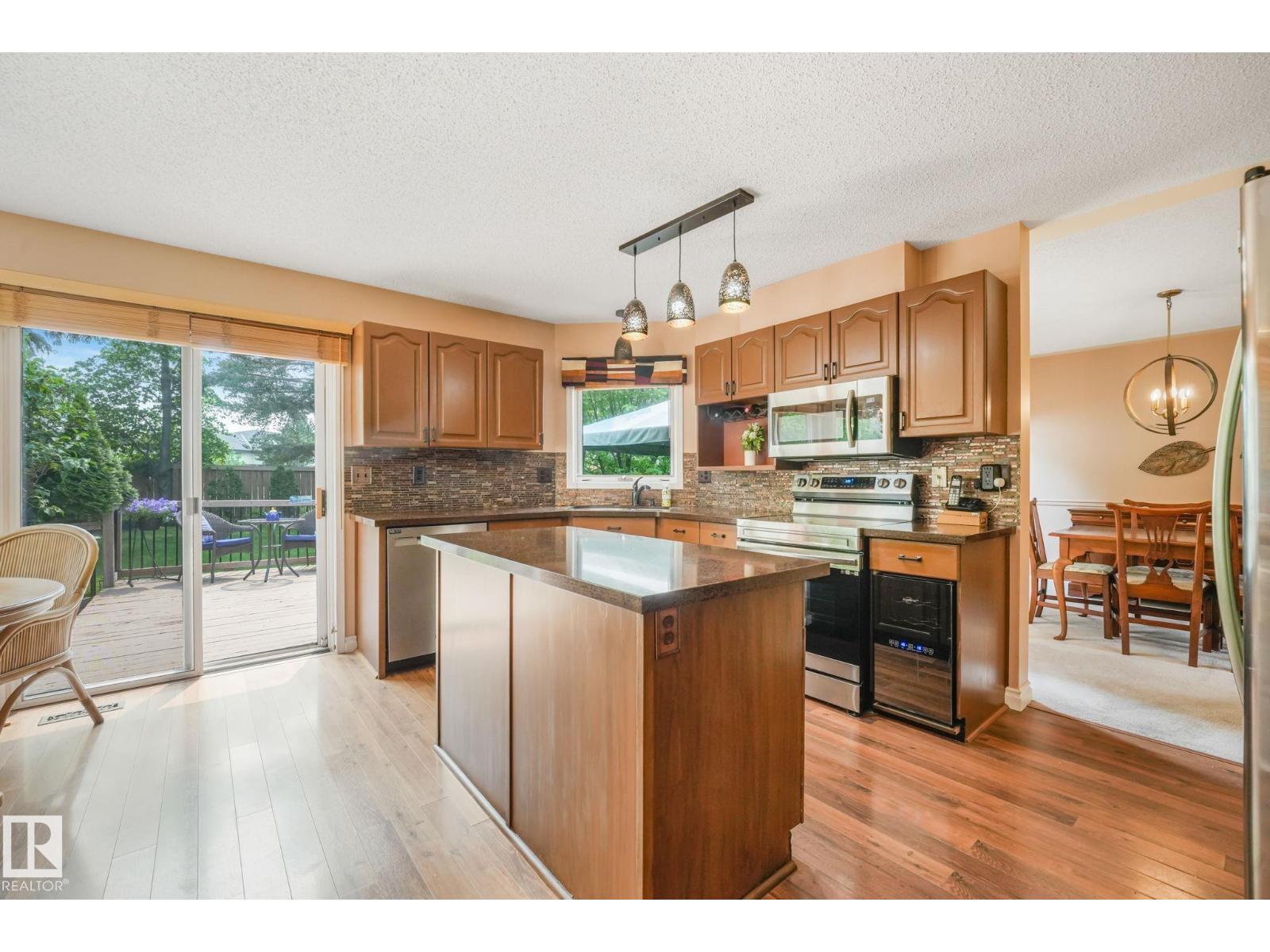 1004 110B ST NW
