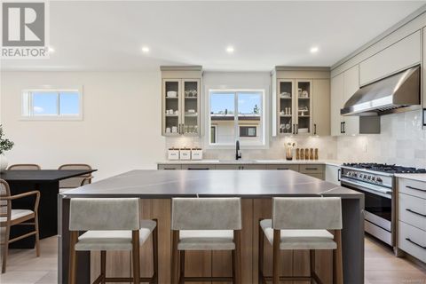950 Tulip Ave Saanich BC V8Z2P7