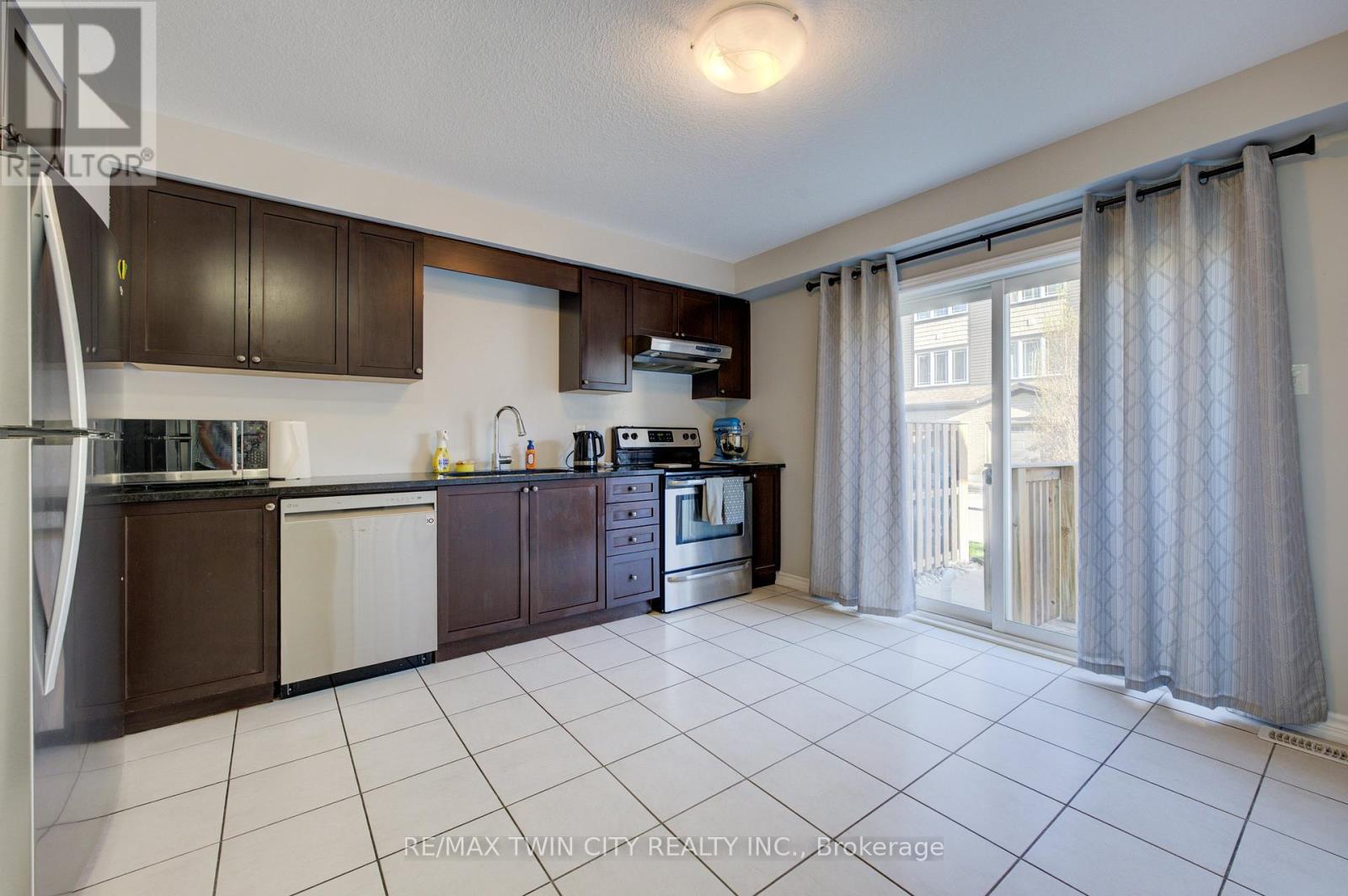35 - 12 POPLAR DRIVE