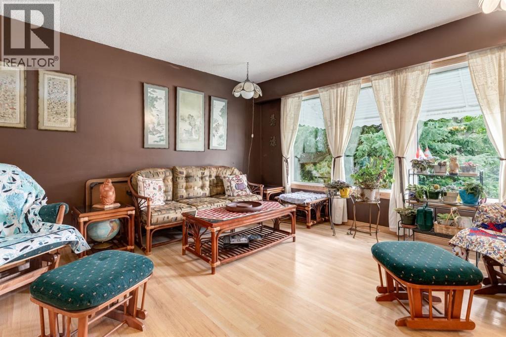 274 Carragana Crescent NW