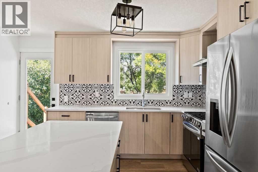 856 Rundlecairn Way NE