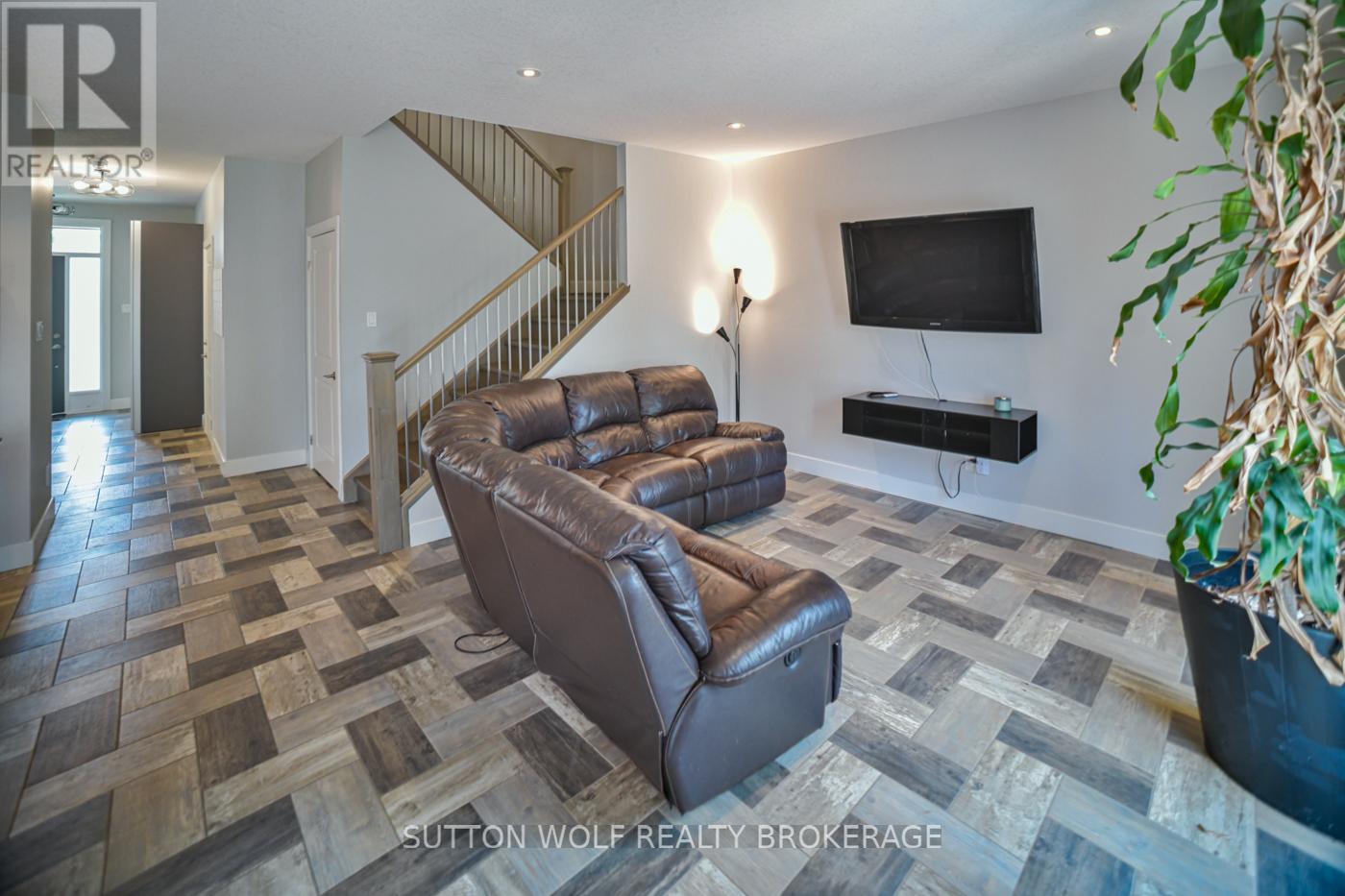 22 QUEENSWAY DRIVE