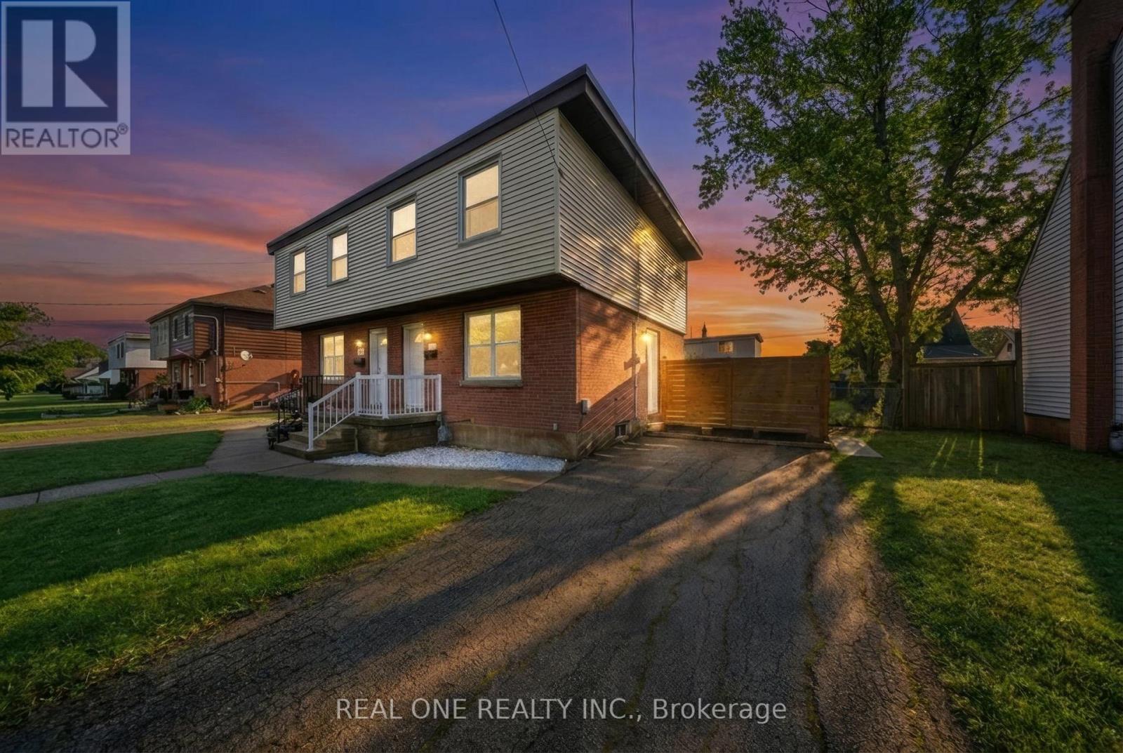 Photo 1 of 38 — 24 SUMACH STREET, Hamilton (McQuesten), ON L8H6P8