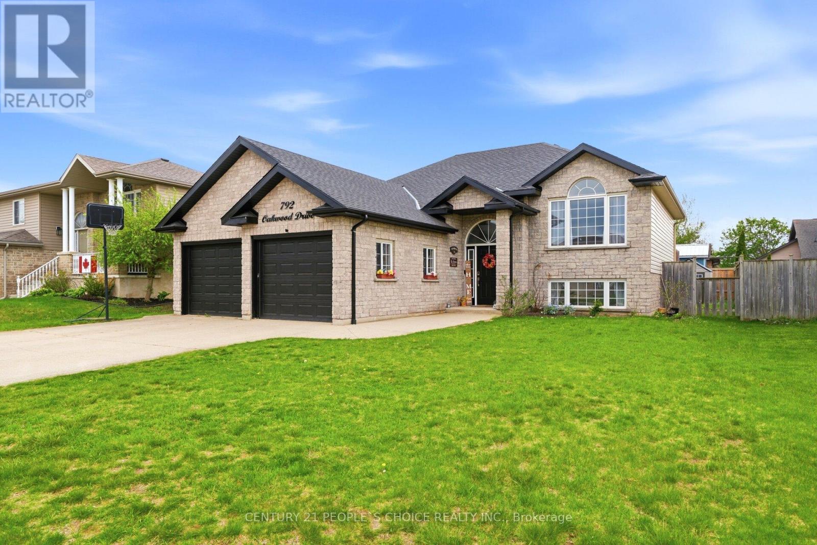 792 OAKWOOD DRIVE
