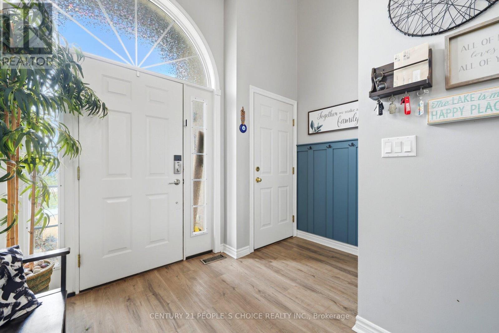 792 OAKWOOD DRIVE