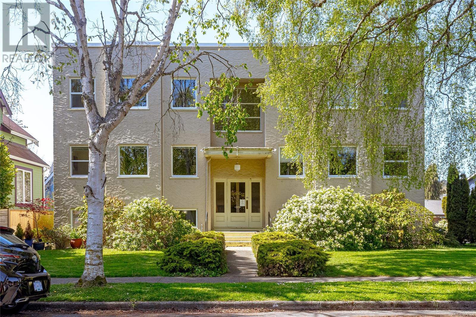370 Richmond Ave