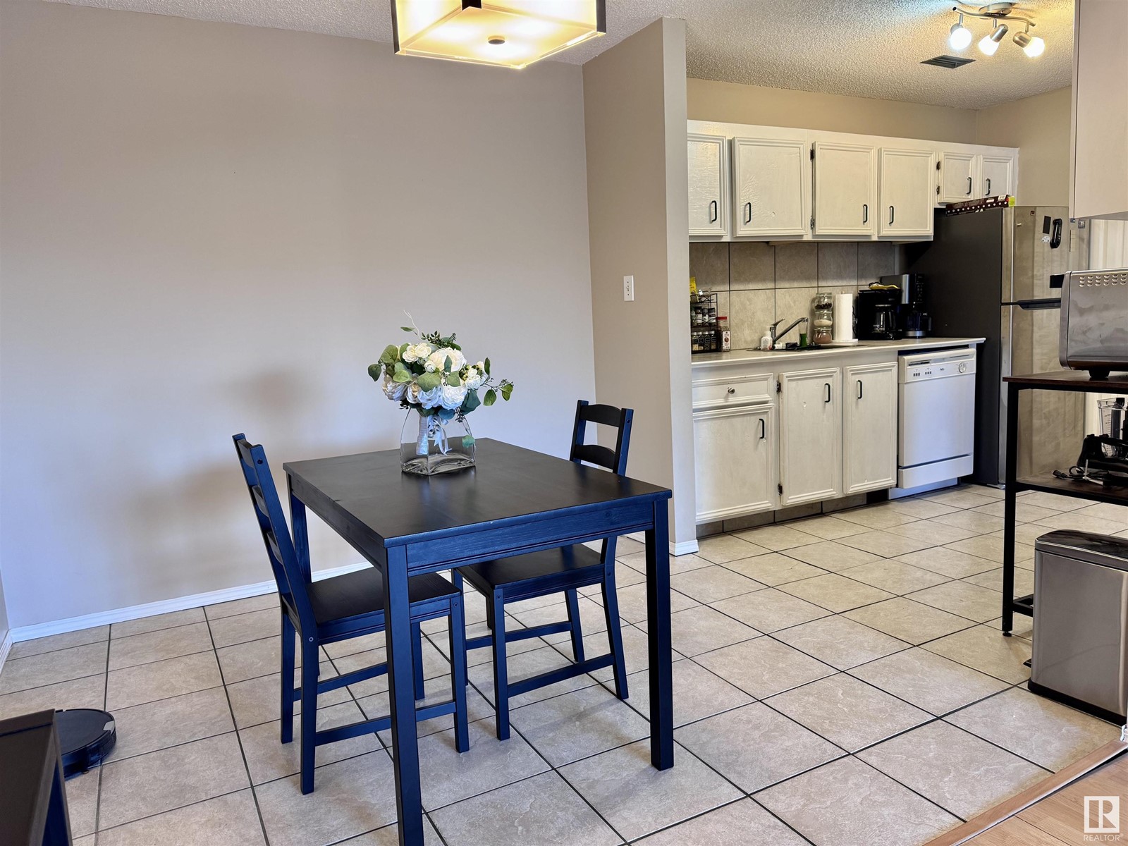 #6 2204 118 ST NW
