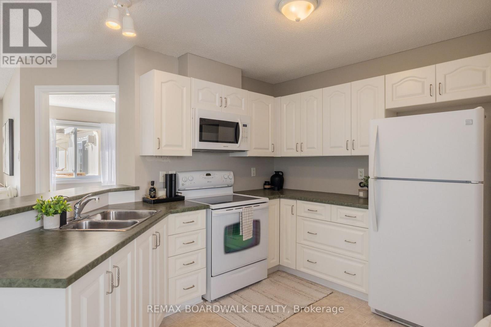 206 OAK LEAF PRIVATE