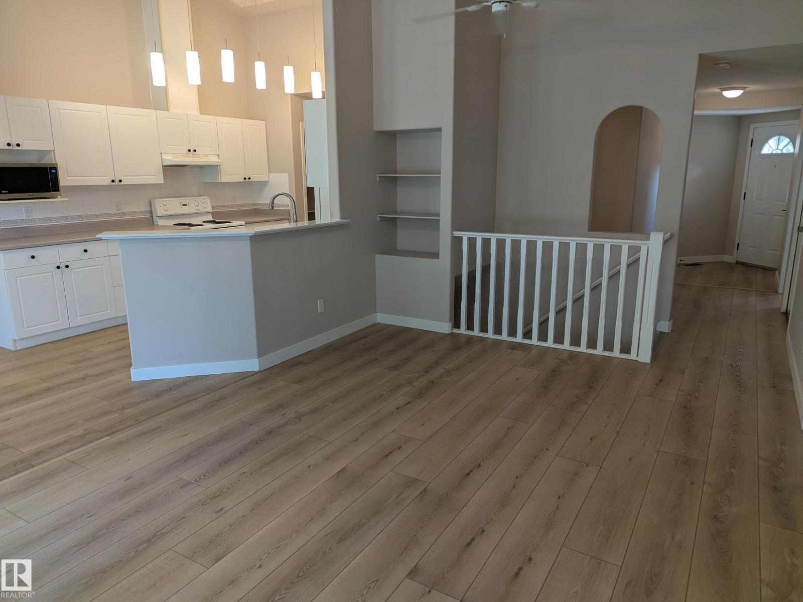 211 YOUVILLE DR E NW