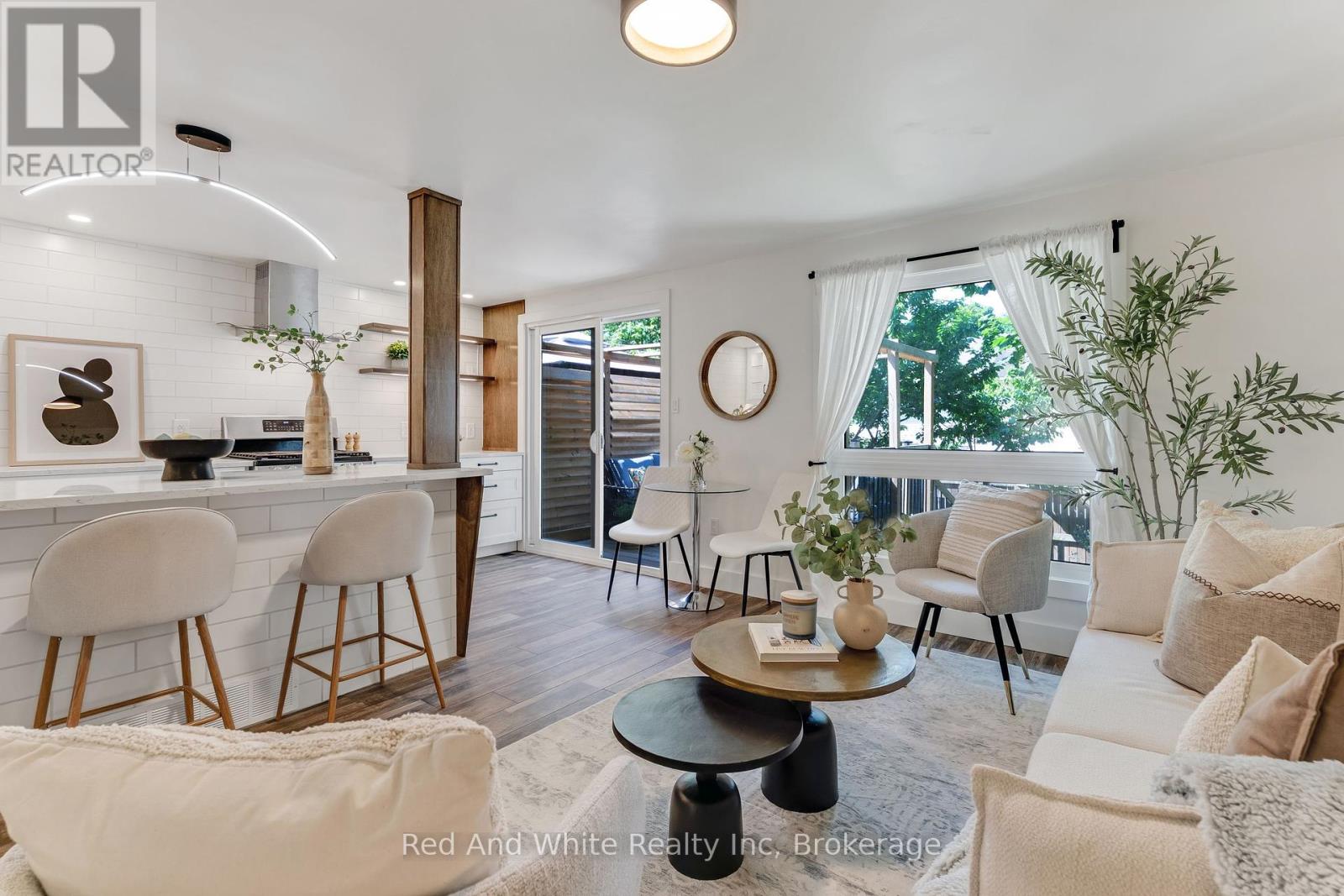 8 GRANDRIDGE CRESCENT W
