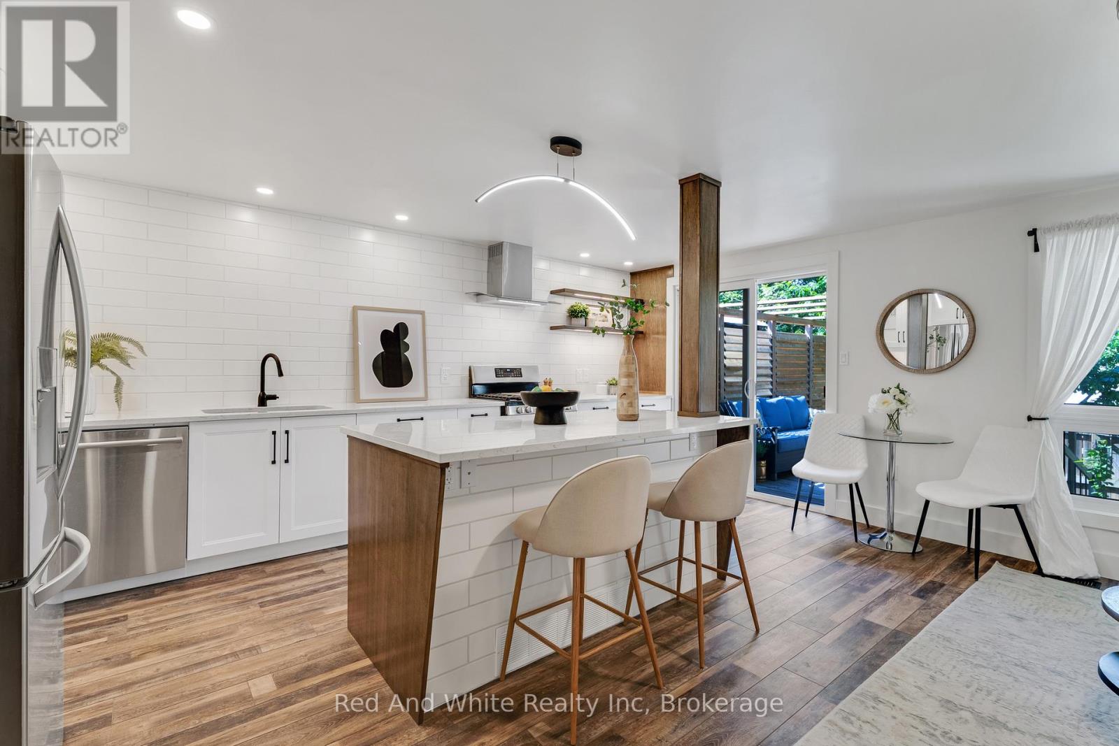 8 GRANDRIDGE CRESCENT W