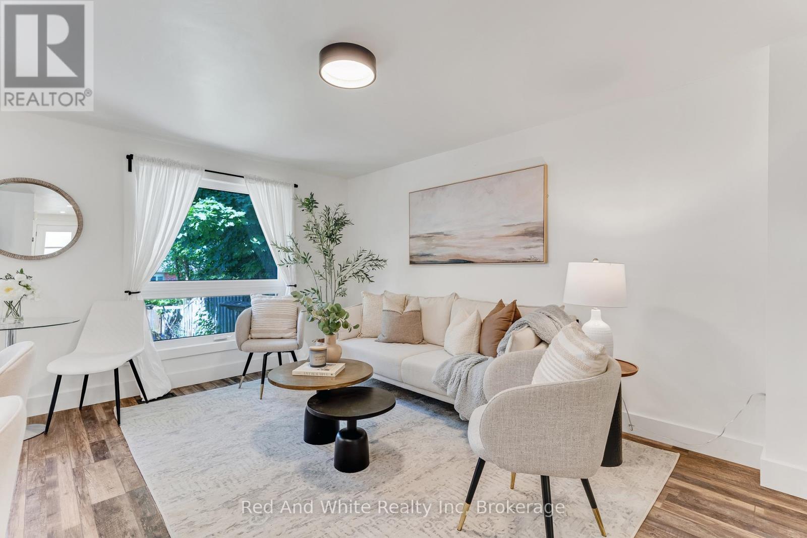 8 GRANDRIDGE CRESCENT W