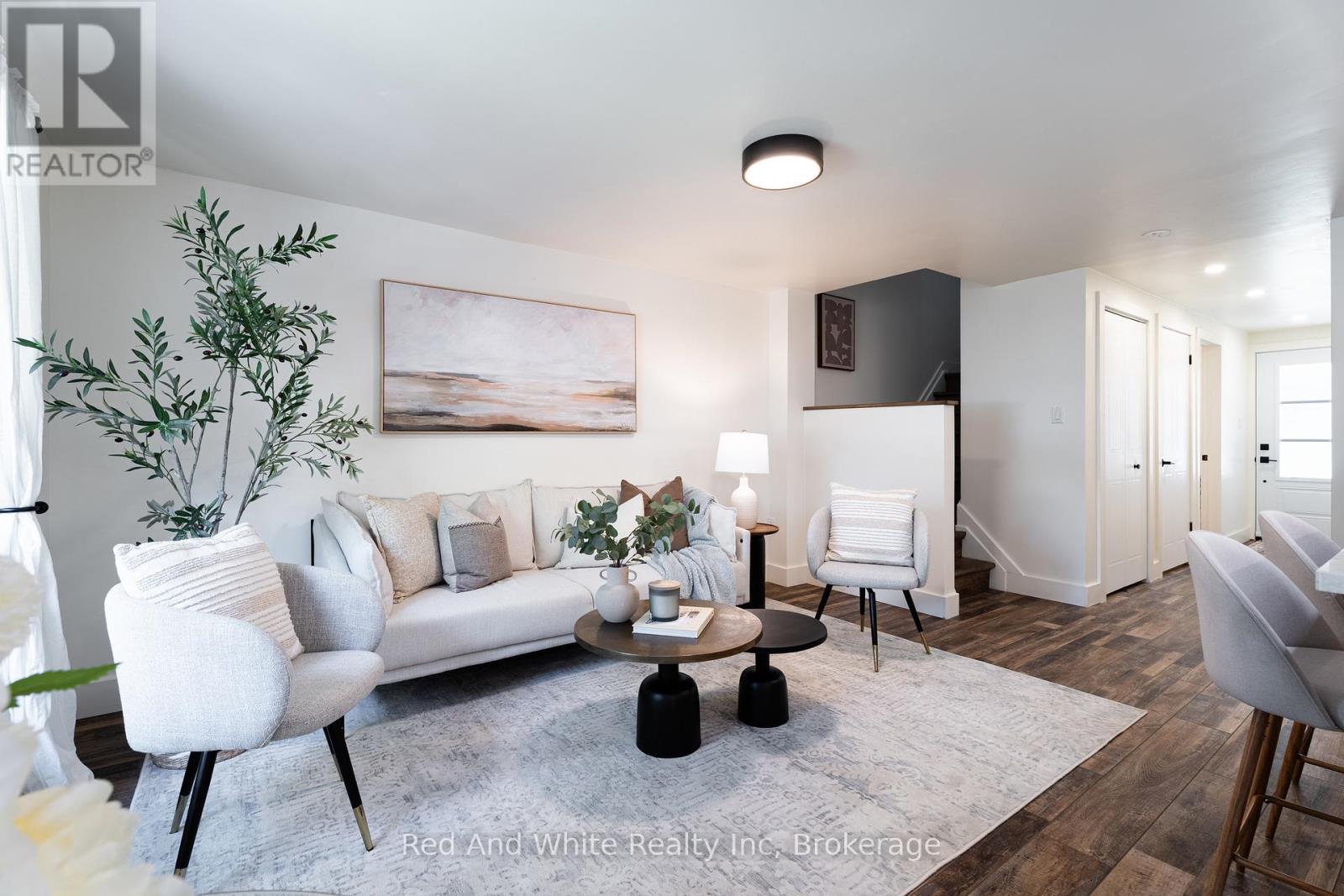 8 GRANDRIDGE CRESCENT W