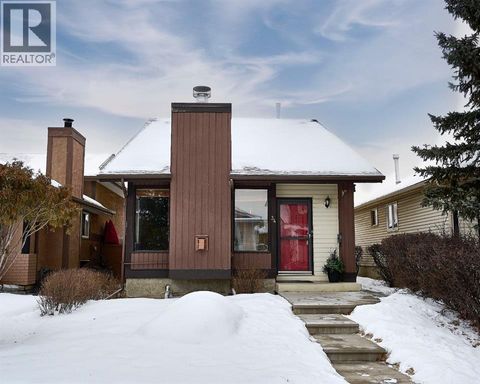 34 Woodglen Crescent SW Calgary AB T2W4Y8