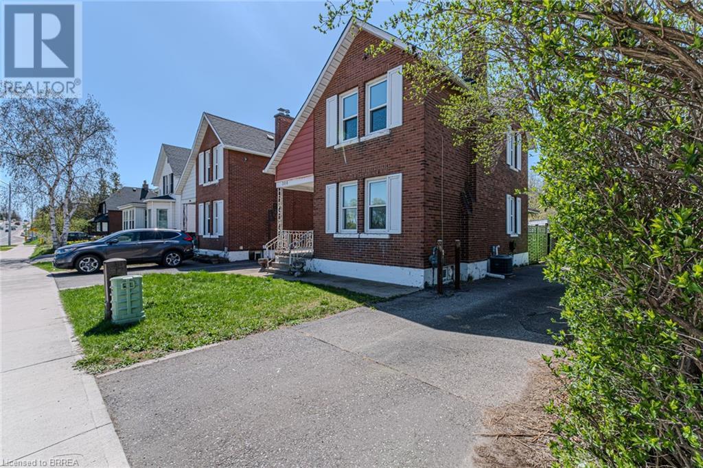 308 DUNDAS Street N