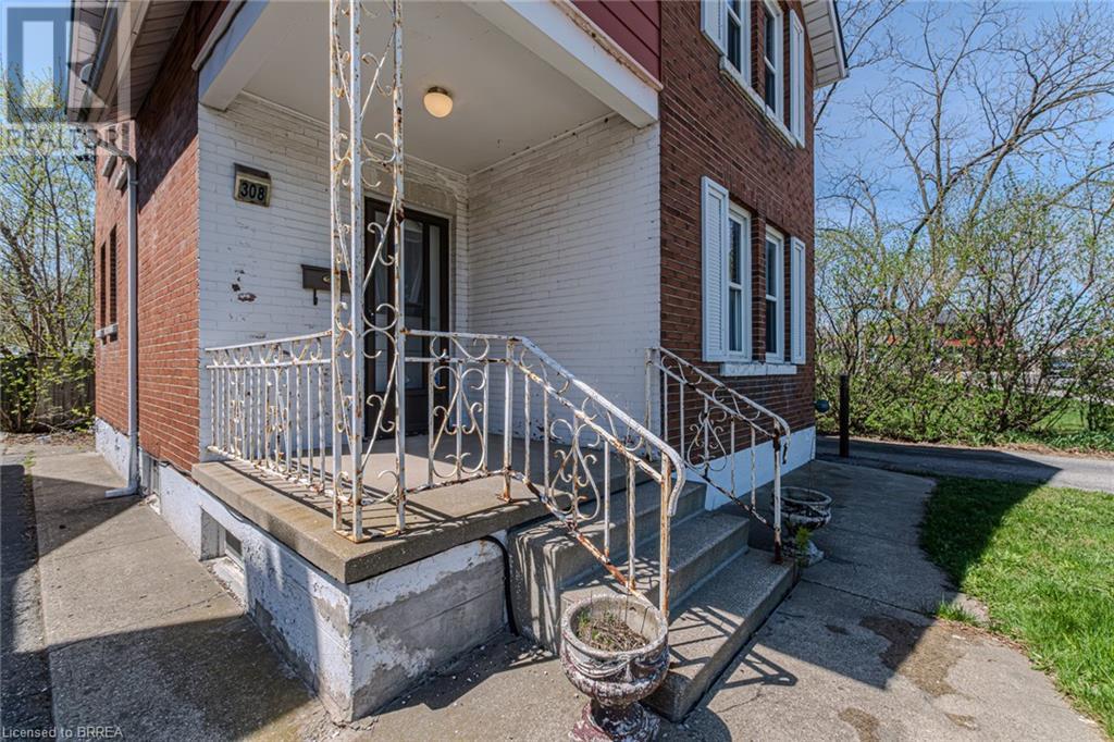308 DUNDAS Street N