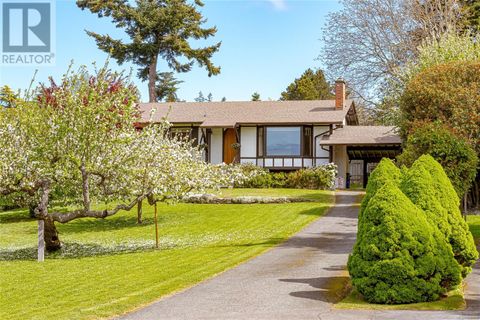 3928 Cadboro Bay Rd Saanich BC V8N4G9