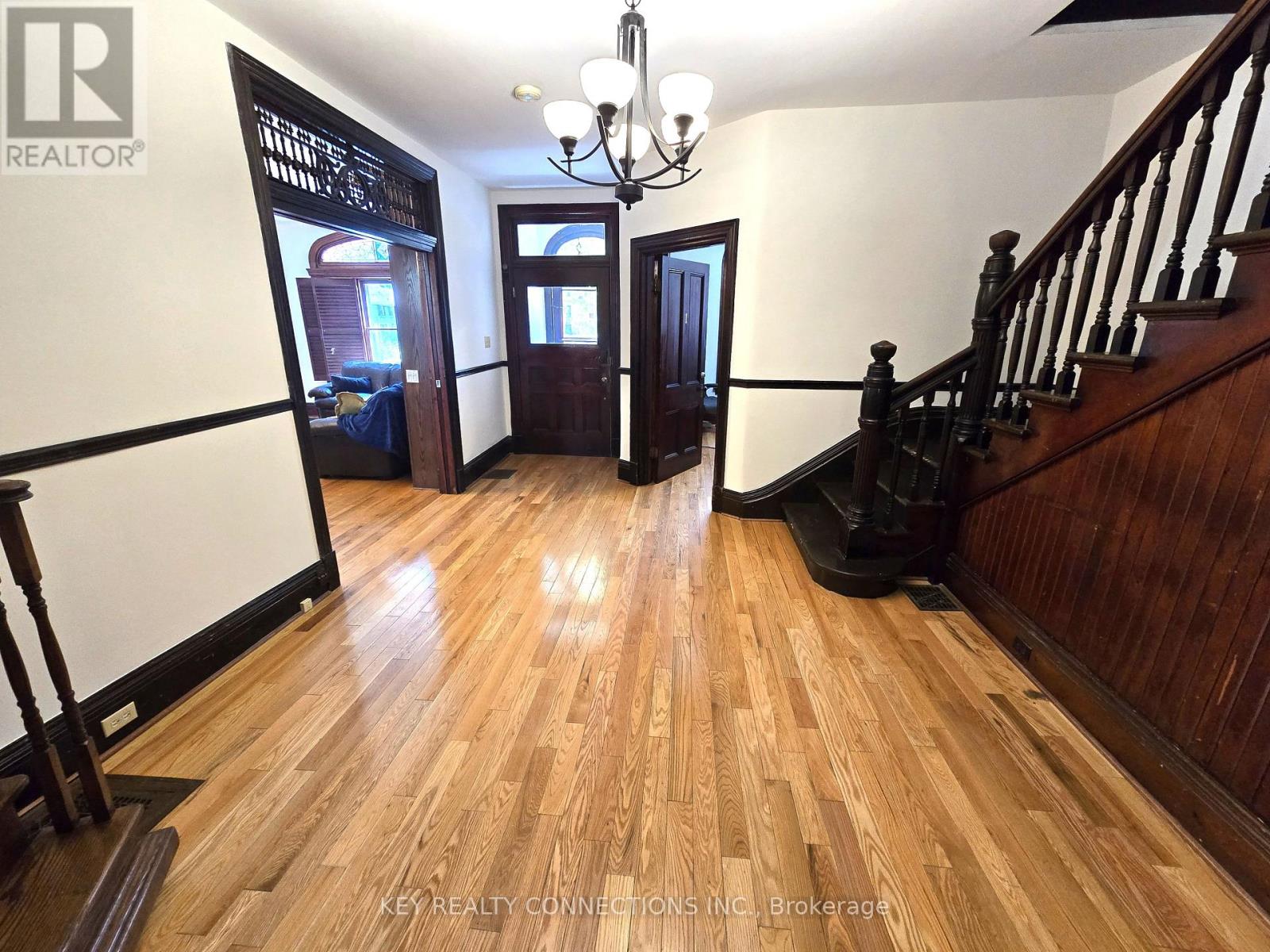 208 KING STREET E