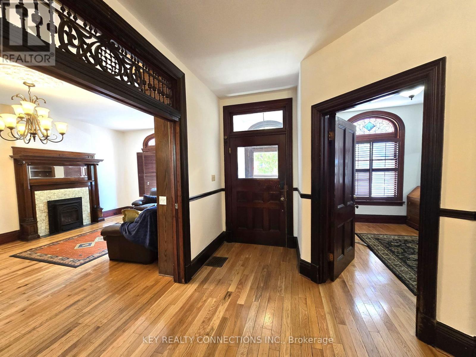 208 KING STREET E