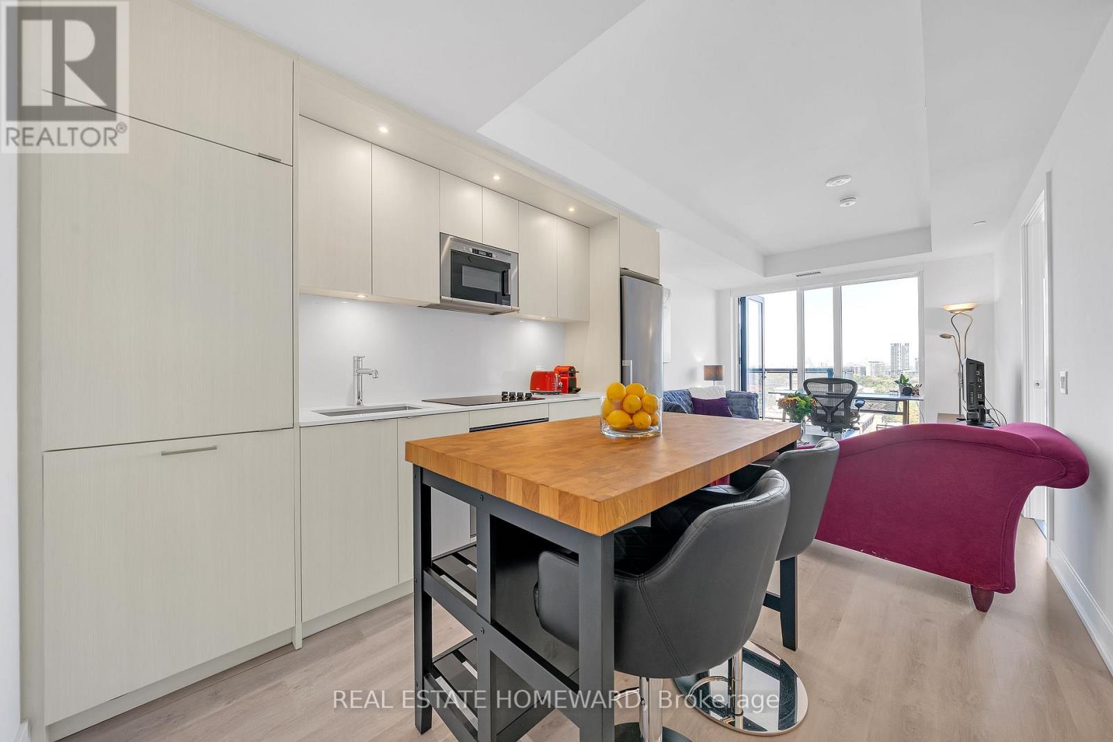 2039 - 20 INN ON THE PARK DRIVE