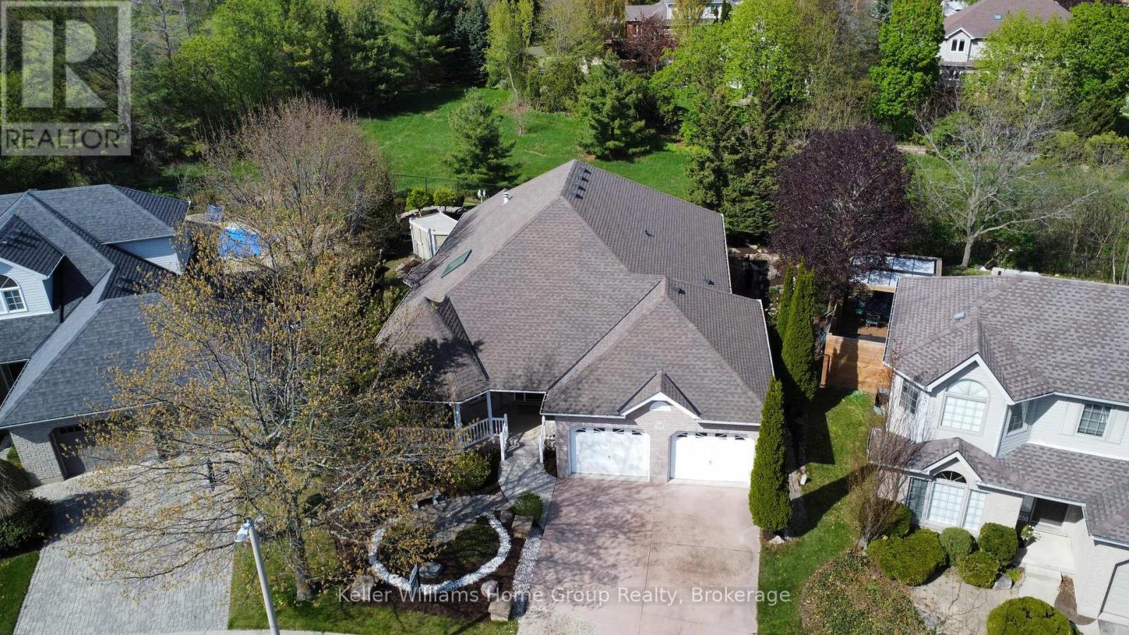 38 OAKRIDGE CRESCENT