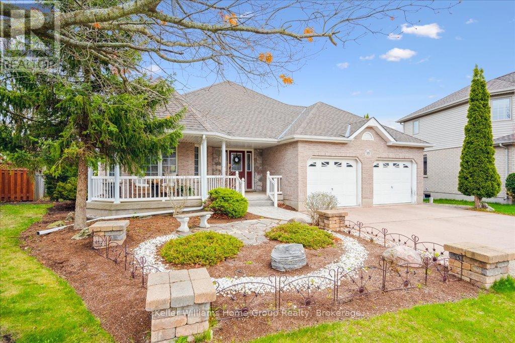 38 OAKRIDGE CRESCENT