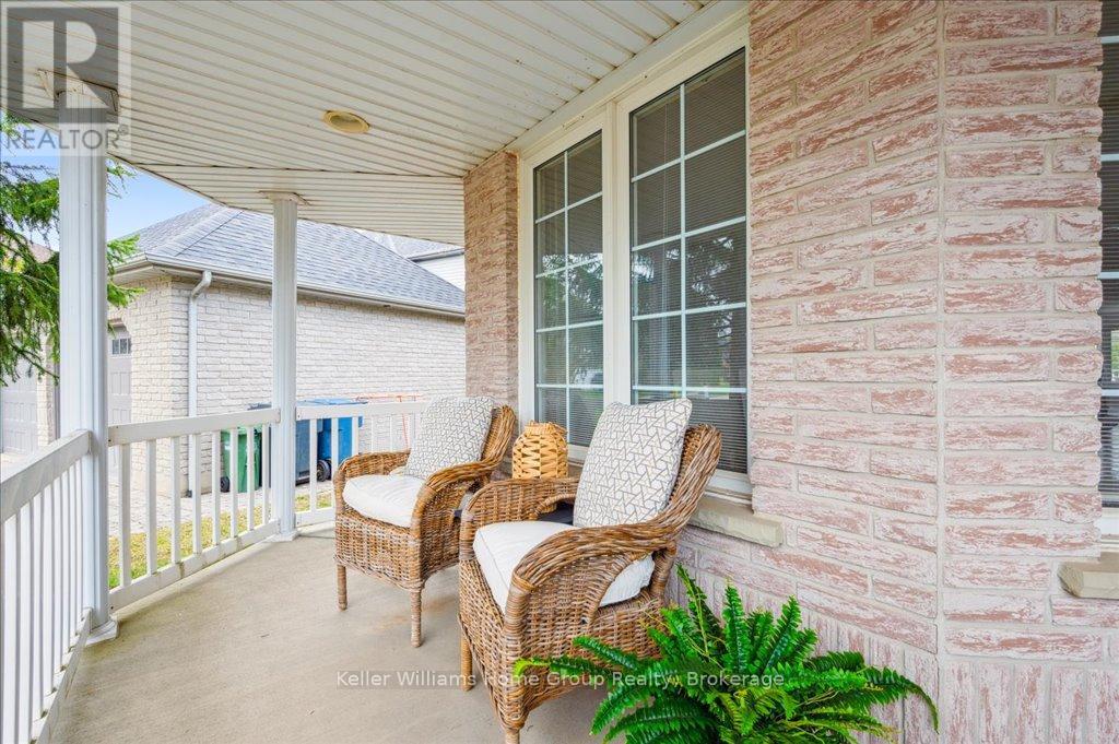 38 OAKRIDGE CRESCENT