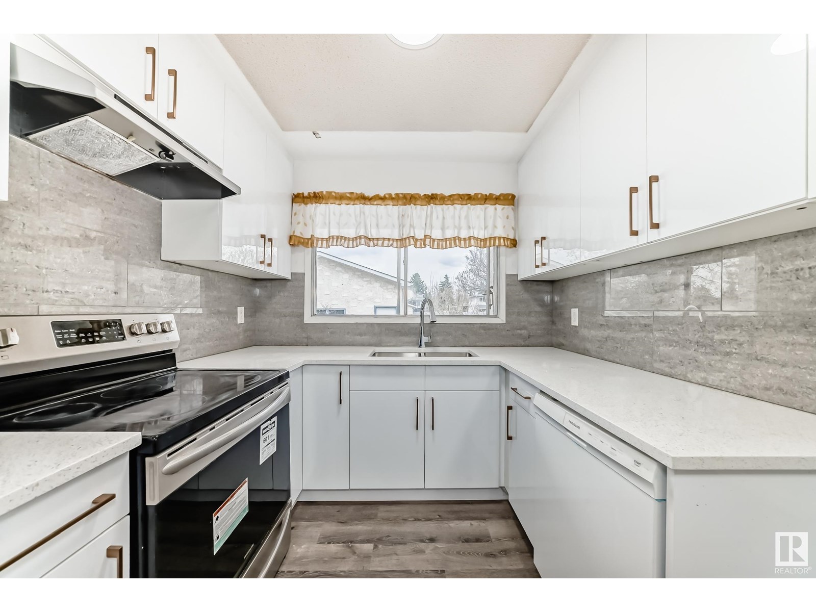 6804 32 AV NW