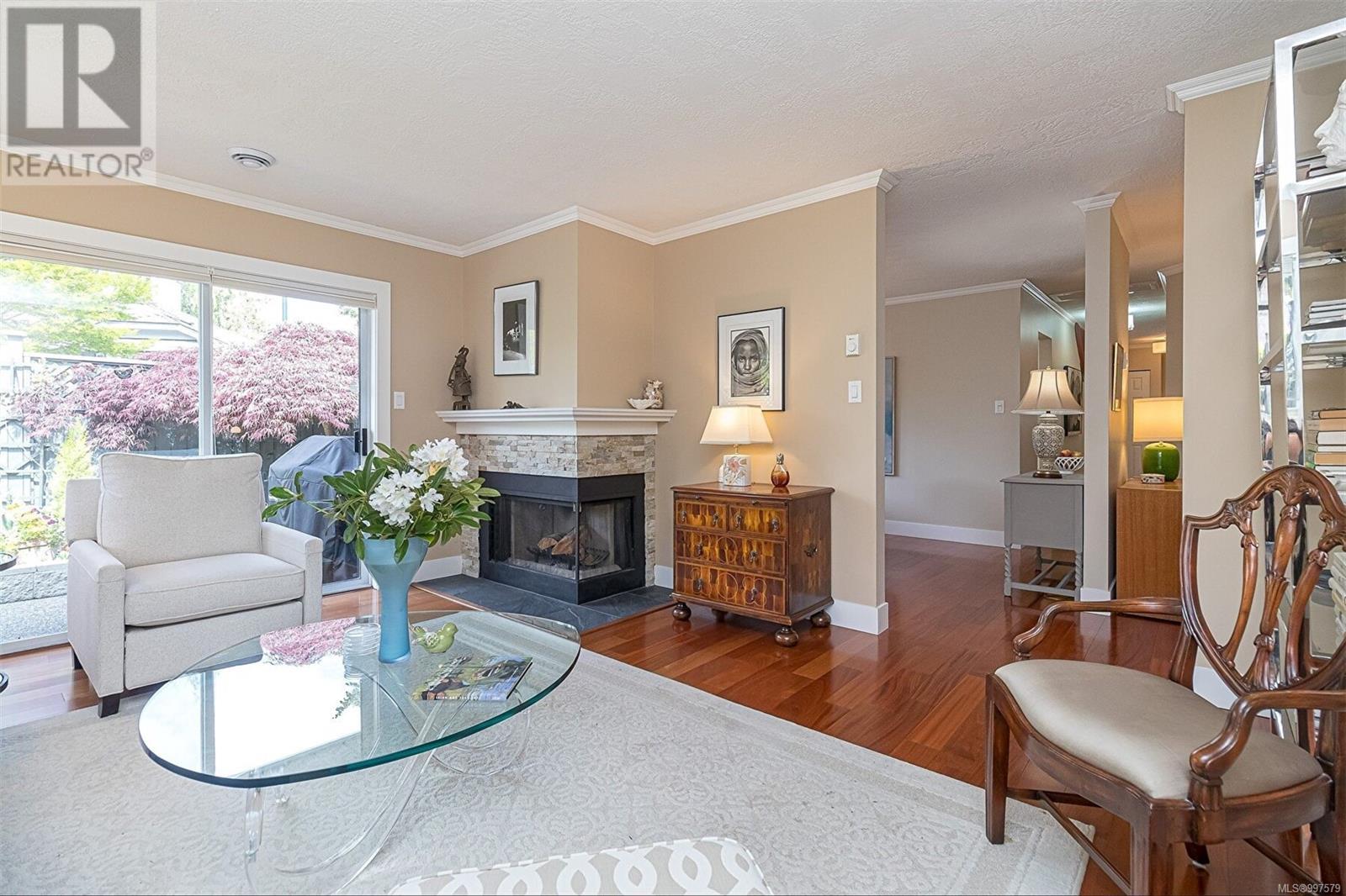 21 5110 Cordova Bay Rd