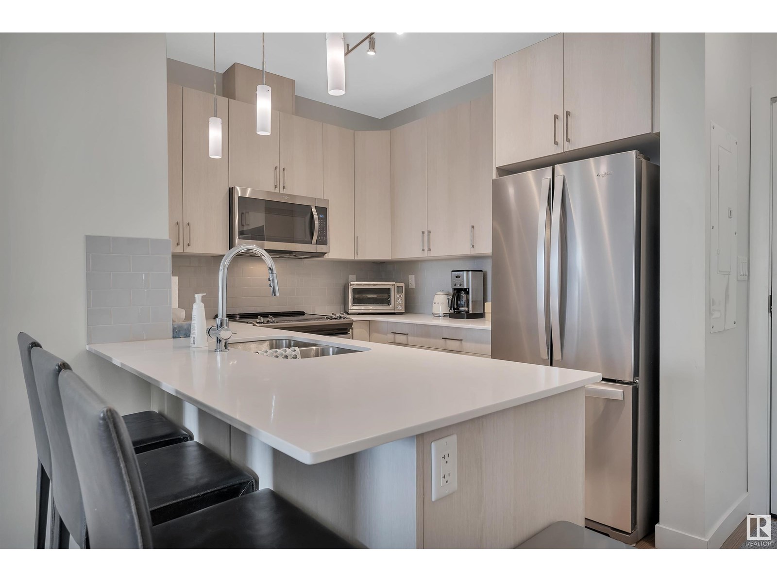 #305 17 COLUMBIA AV
