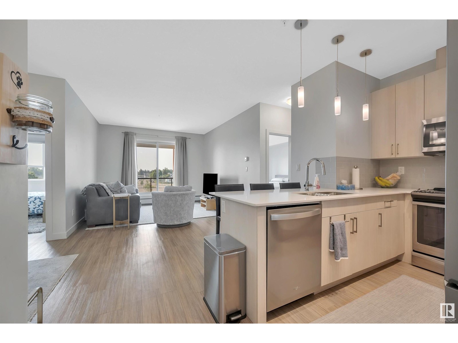 #305 17 COLUMBIA AV