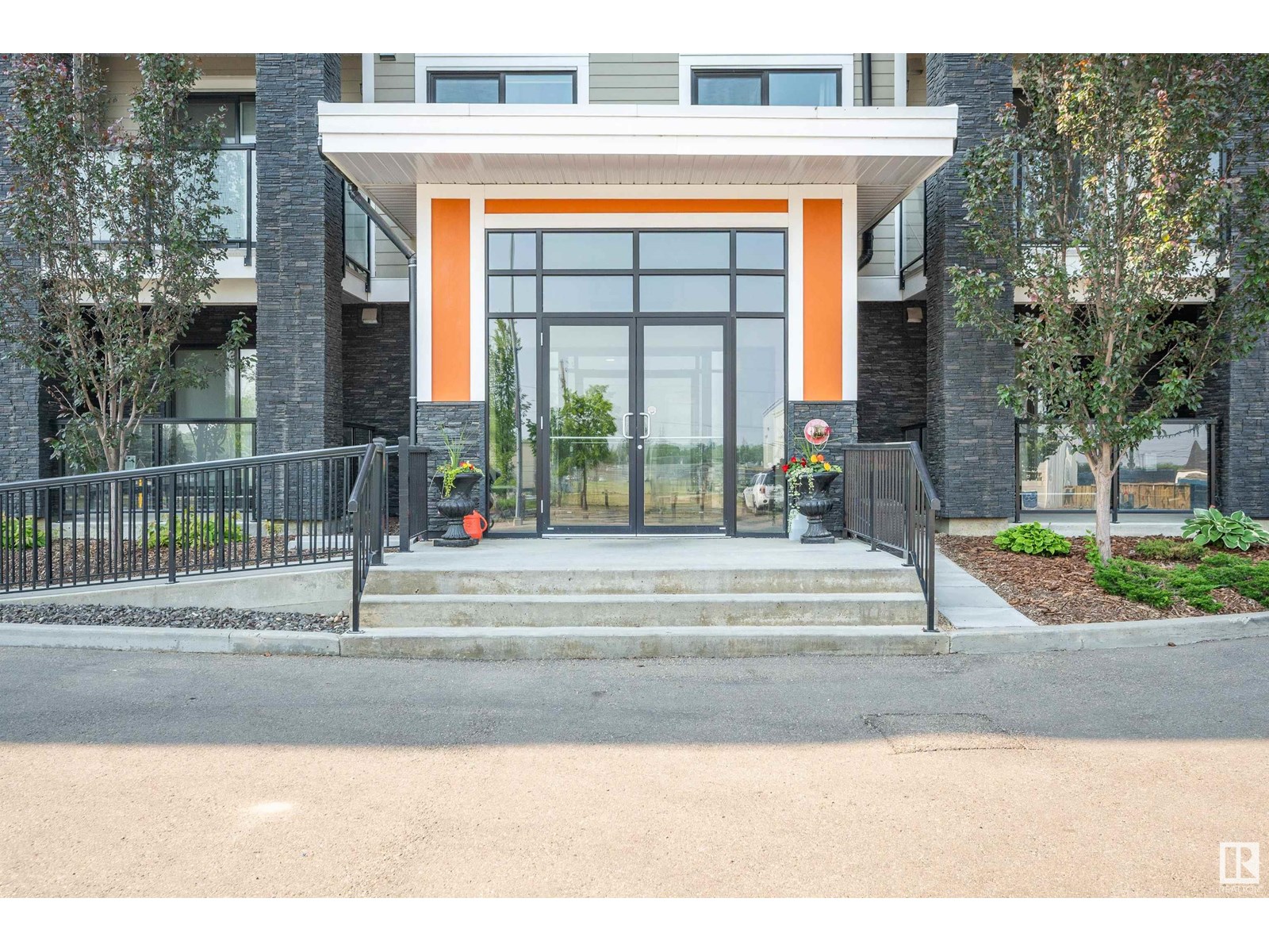 #305 17 COLUMBIA AV