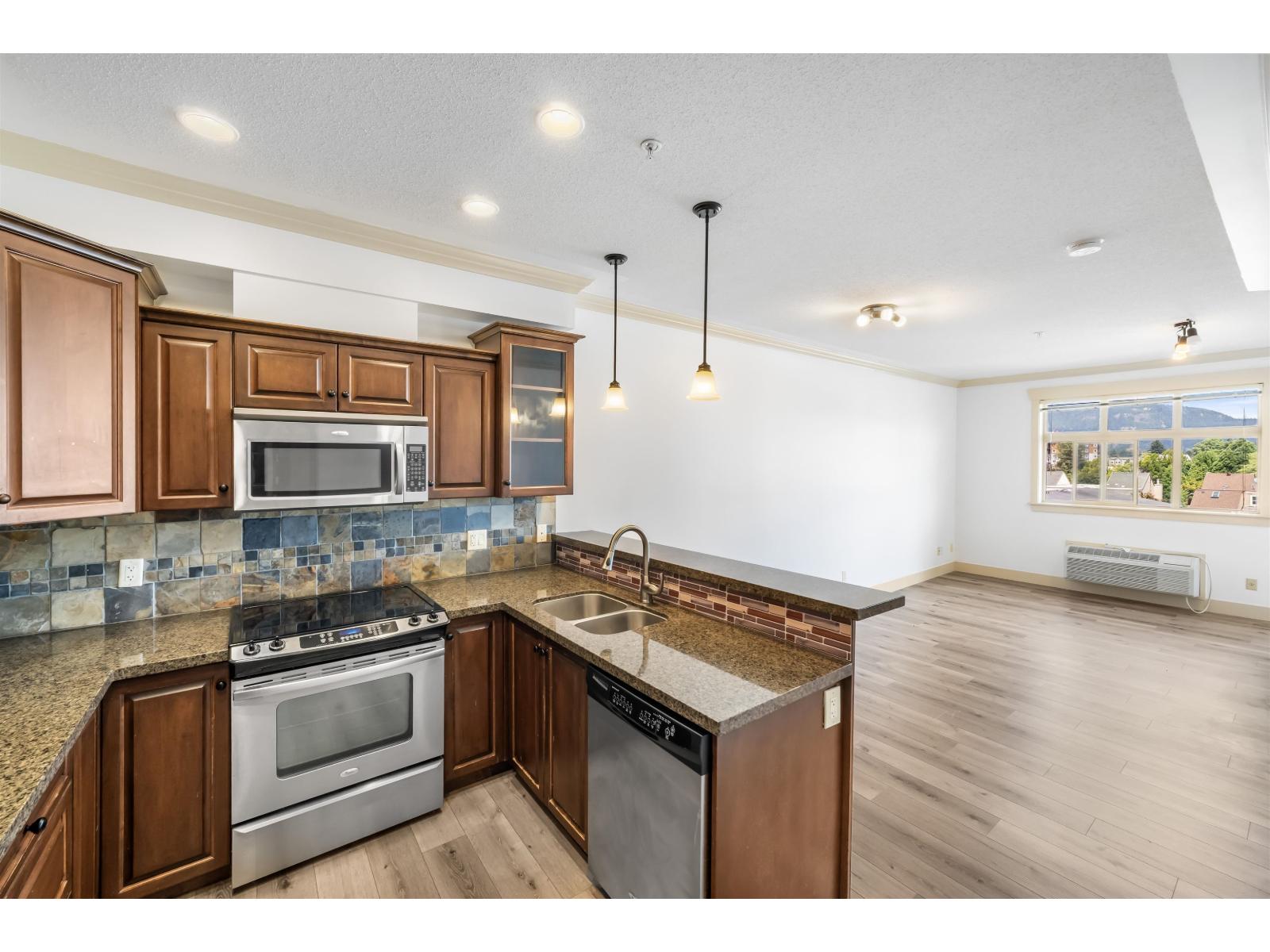 307 45893 CHESTERFIELD AVENUE|Chilliwack Downtown