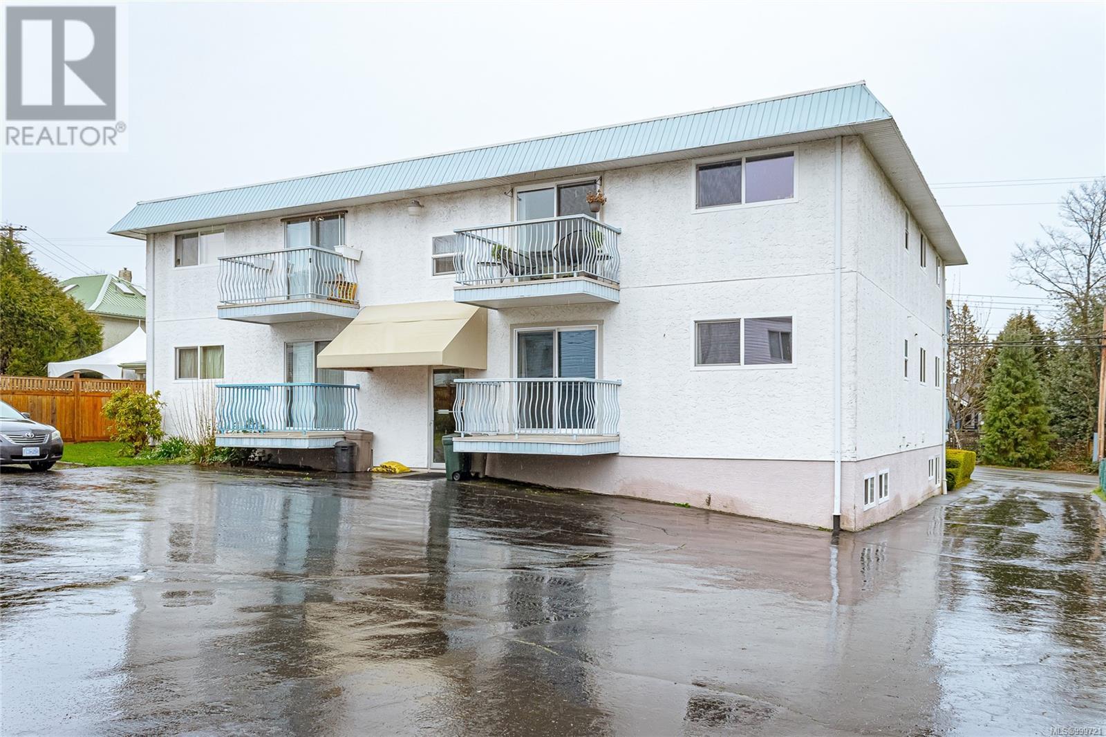 210 Bayview Ave