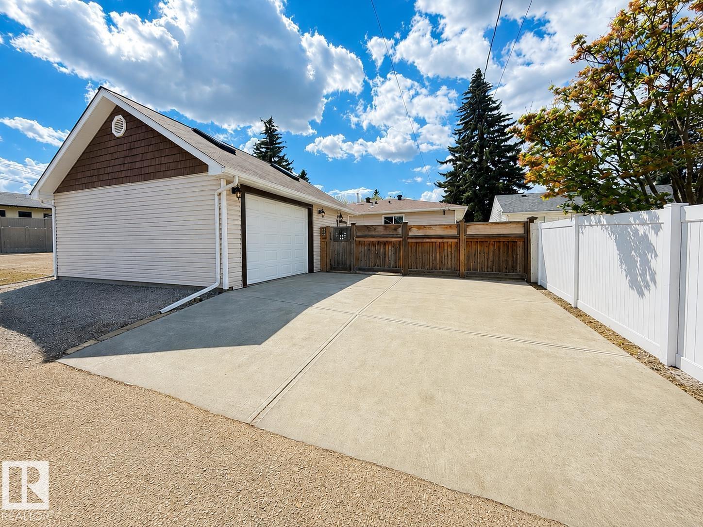10807 52 ST NW