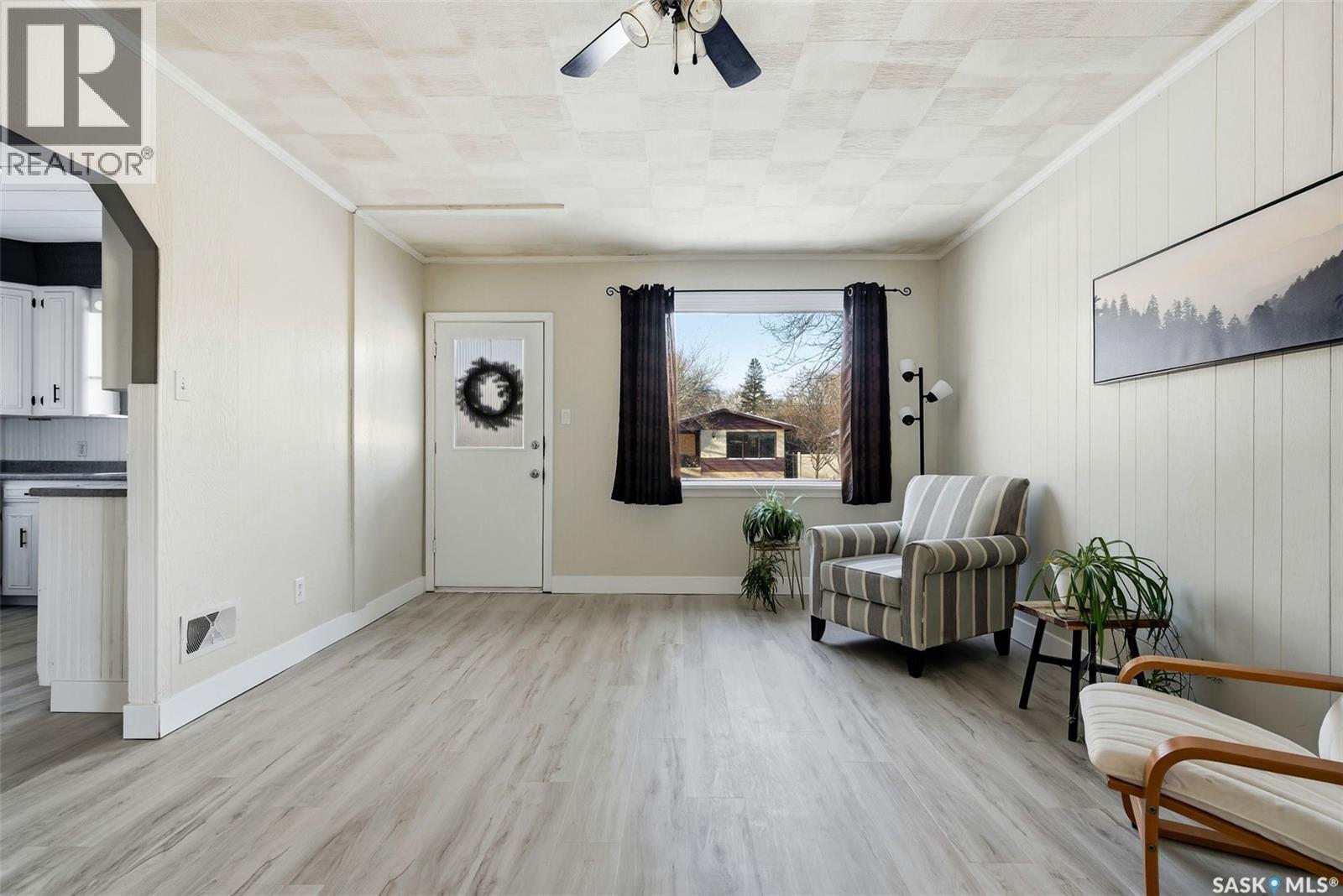 745 Elphinstone STREET